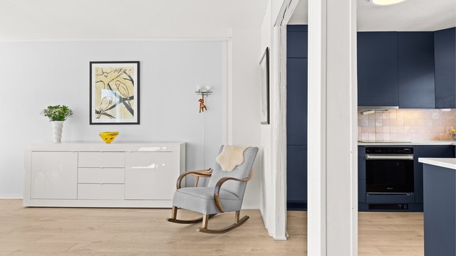 Den delvis åpne løsningen mot stuen ble etablert ved å åpne opp en tidligere vegg.