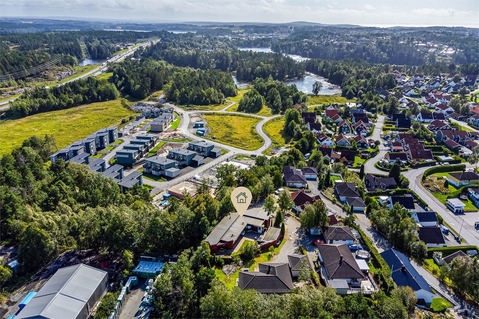 Eiendommen er tilbaketrukket helt øverst i Bjørnåsveien ved Sydskogen, like utenfor sentrum av Moss.