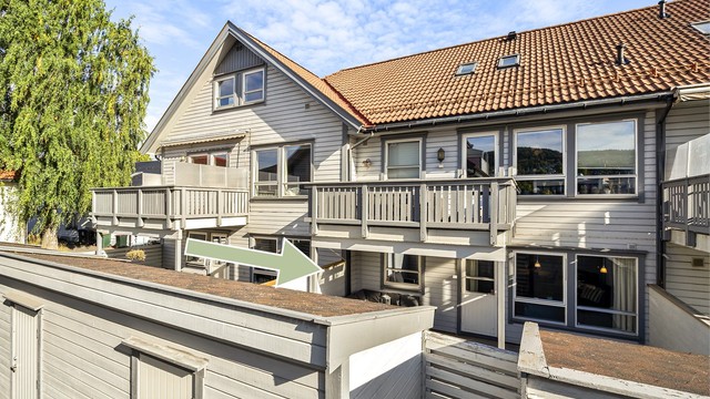 Terrassen er delvis takoverbygget og omkranset samt skjermet med levegger.