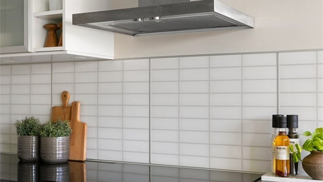 Kjøkkenet er utstyrt med induksjonstopp og en stilren ventilator.