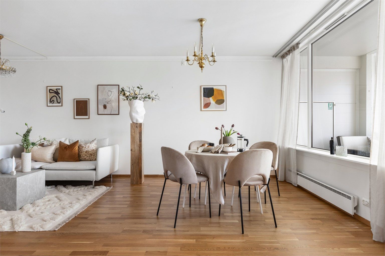 Luftig og smakfullt innredet spiseområde som skaper en varm og sosial midtpunkt i hjemmet.