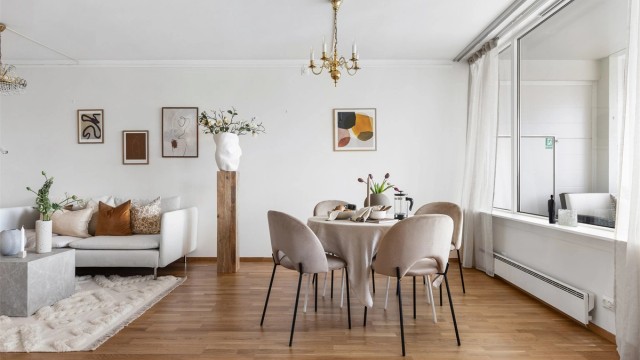 Luftig og smakfullt innredet spiseområde som skaper en varm og sosial midtpunkt i hjemmet.