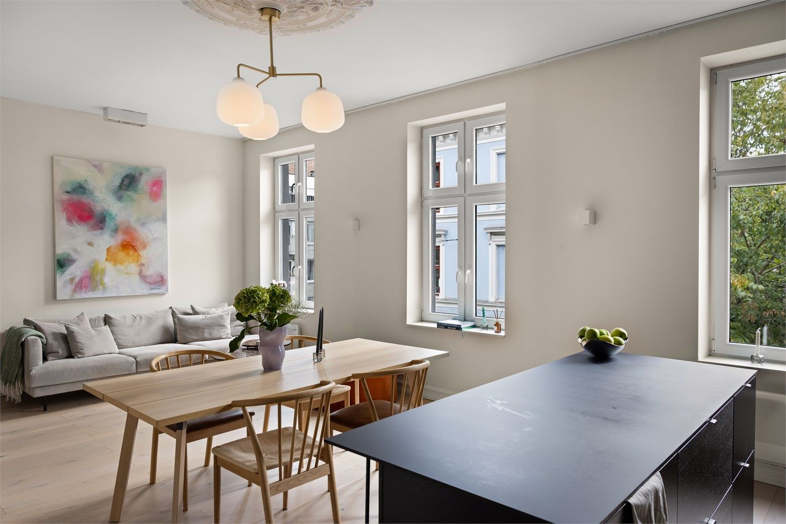 Store vindusflater sørger for rikelig med naturlig lys.