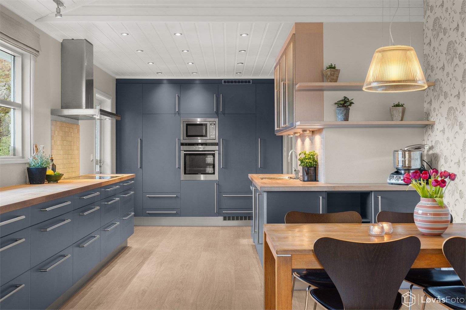 Hyggelig kjøkken med 1-stavs eikeparkett på gulvet (lagt ny i 2023) og god plass til spisebord. Ekstra god takhøyde på deler av kjøkkenet. Fra kjøkkenet er det direkte utgang til stor terrasse