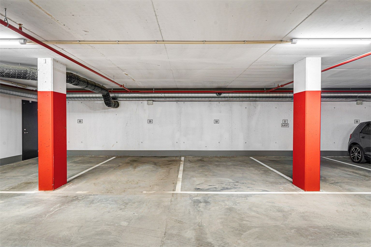 Det medfølger en fast parkeringsplass i oppvarmet garasjeanlegg.