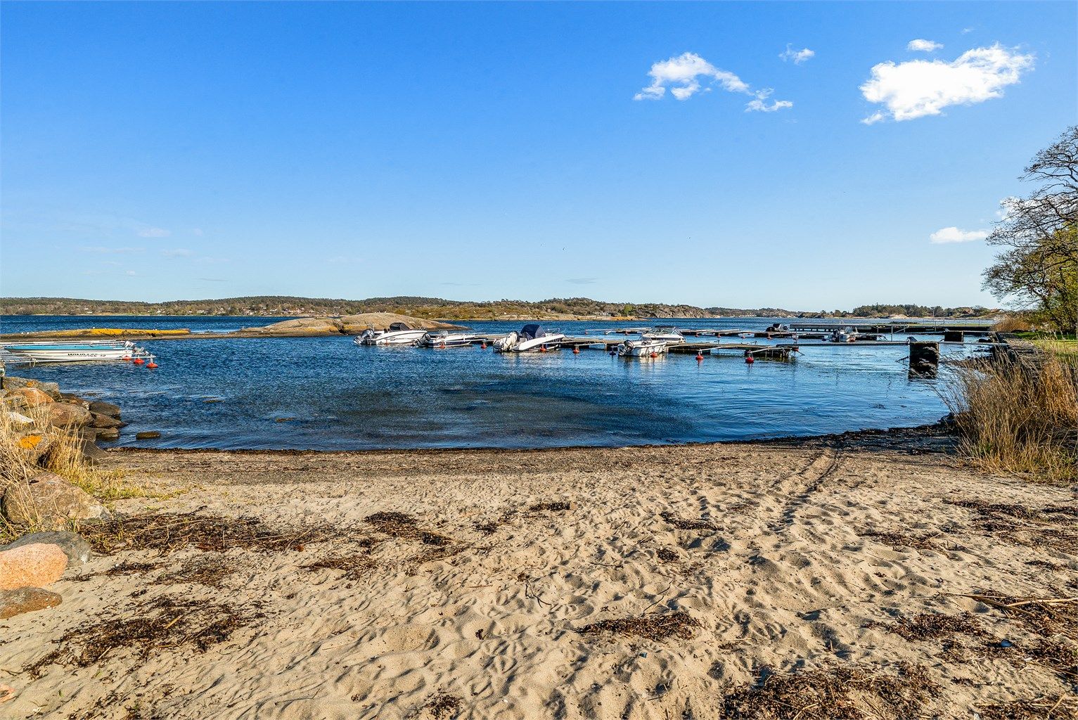 Nydelig og barnevennlig sandstrand finnes ikke så langt fra hytteveggen.