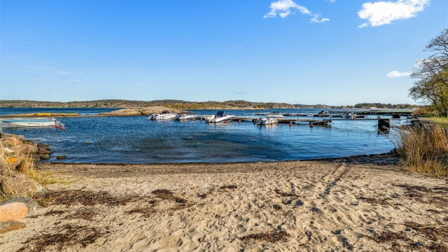 Nydelig og barnevennlig sandstrand finnes ikke så langt fra hytteveggen.
