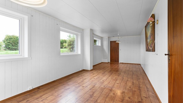Rom innredet som stue i kjelleretasjen. Rommet er ikke omsøkt til varig opphold.