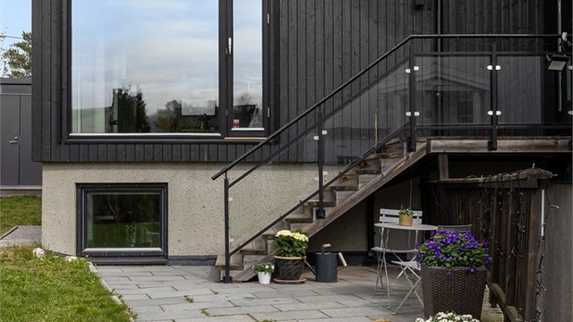 Hyggelig uteplass foran inngangspartiet