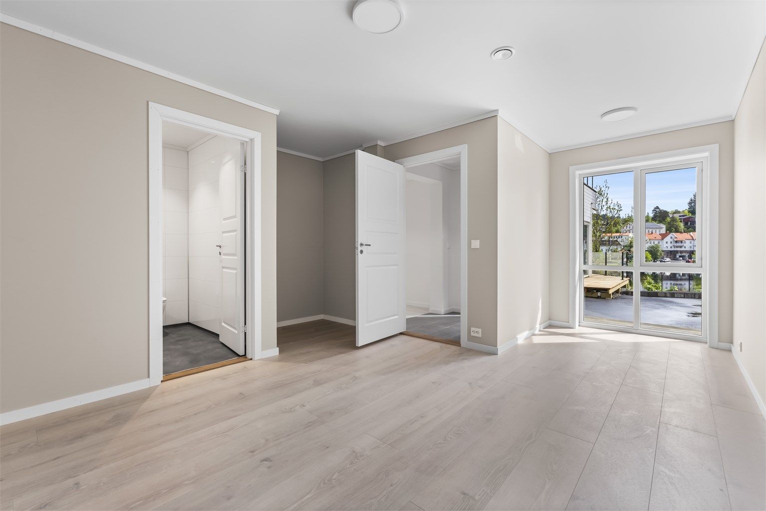 Fra hovedsoverommet er det direkte adkomst til eget bad, og plass til garderobe.