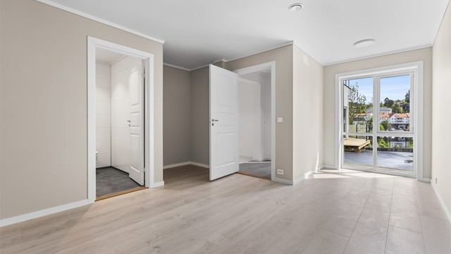 Fra hovedsoverommet er det direkte adkomst til eget bad, og plass til garderobe.