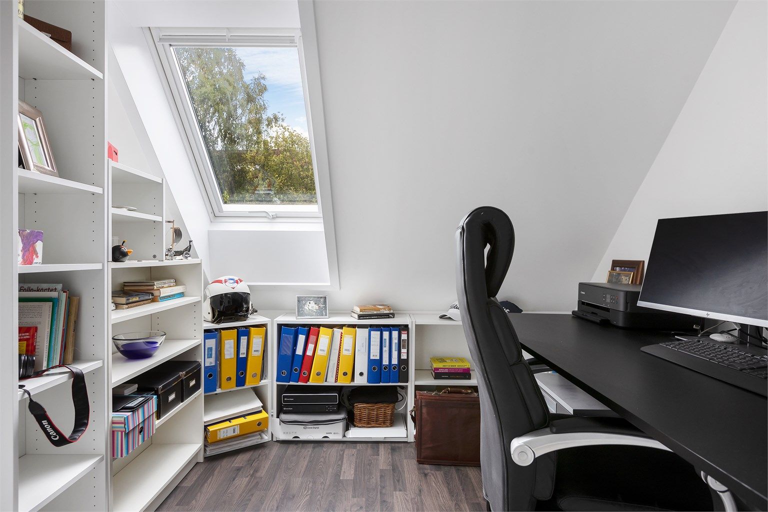 Eget kontor i loftsetasjen med takvindu som gir godt arbeidslys.
