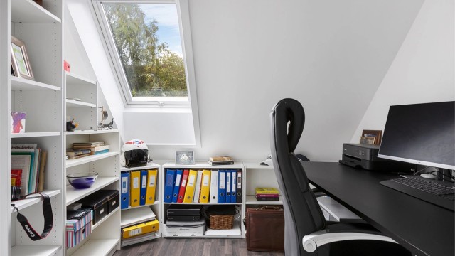 Eget kontor i loftsetasjen med takvindu som gir godt arbeidslys.