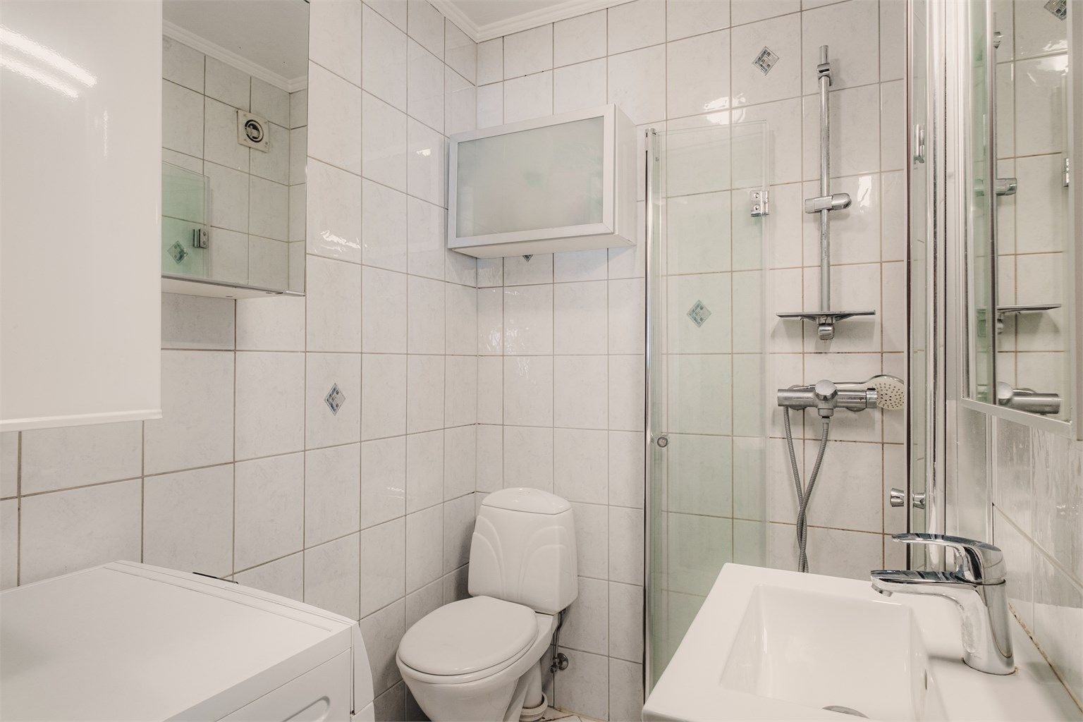Helfliset bad med gulvvarme. Badet har fått TG3 i tilstandsrapporten, og rehabilitering må påregnes.