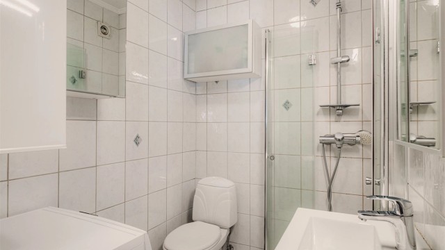 Helfliset bad med gulvvarme. Badet har fått TG3 i tilstandsrapporten, og rehabilitering må påregnes.