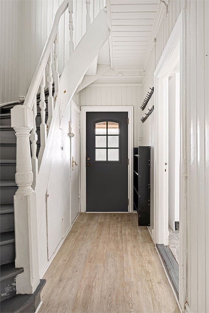 Velkommen inn. Entréen har adkomst til flere av boligens rom og trapp til andre etasje.