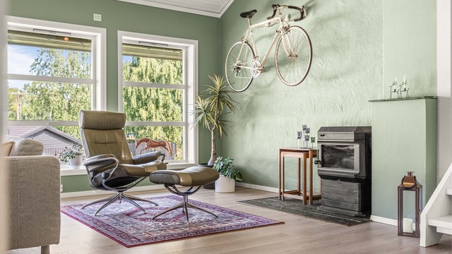 Store vindusflater i stuen gir rikelig med naturlig lys.