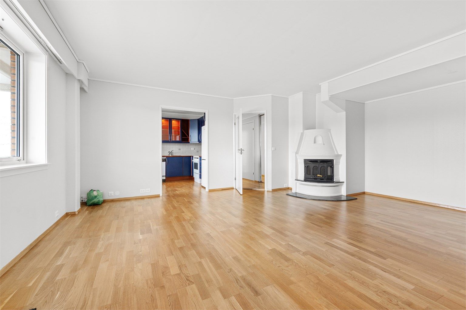 Fin og stor stue med lyse overflater. Murt peis med innsats i stuen som gir en lun og hyggelig atmosfære