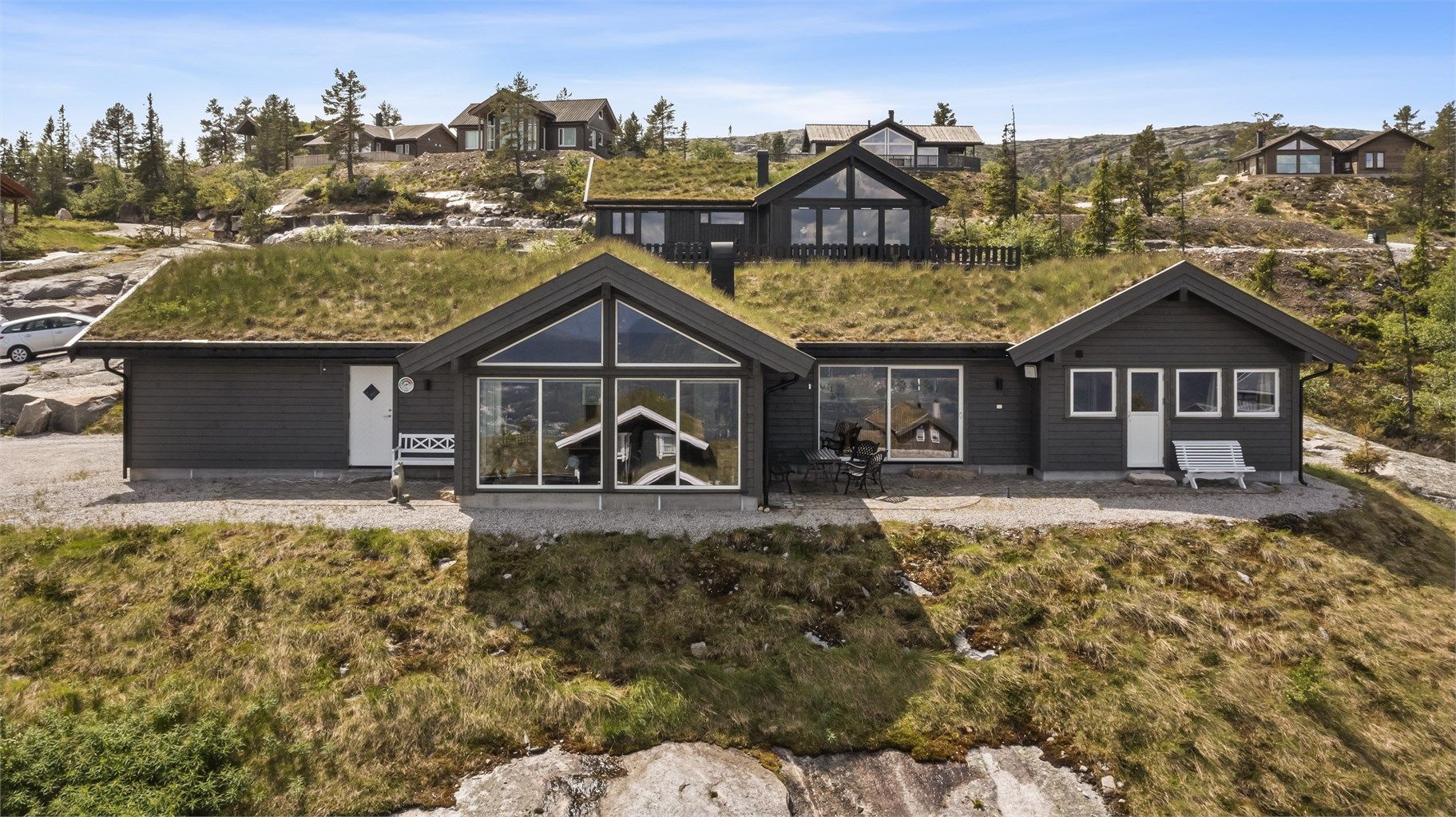 Fine utearealer rundt hytten, slik at man kan flytte seg med vær og vind