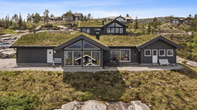 Fine utearealer rundt hytten, slik at man kan flytte seg med vær og vind