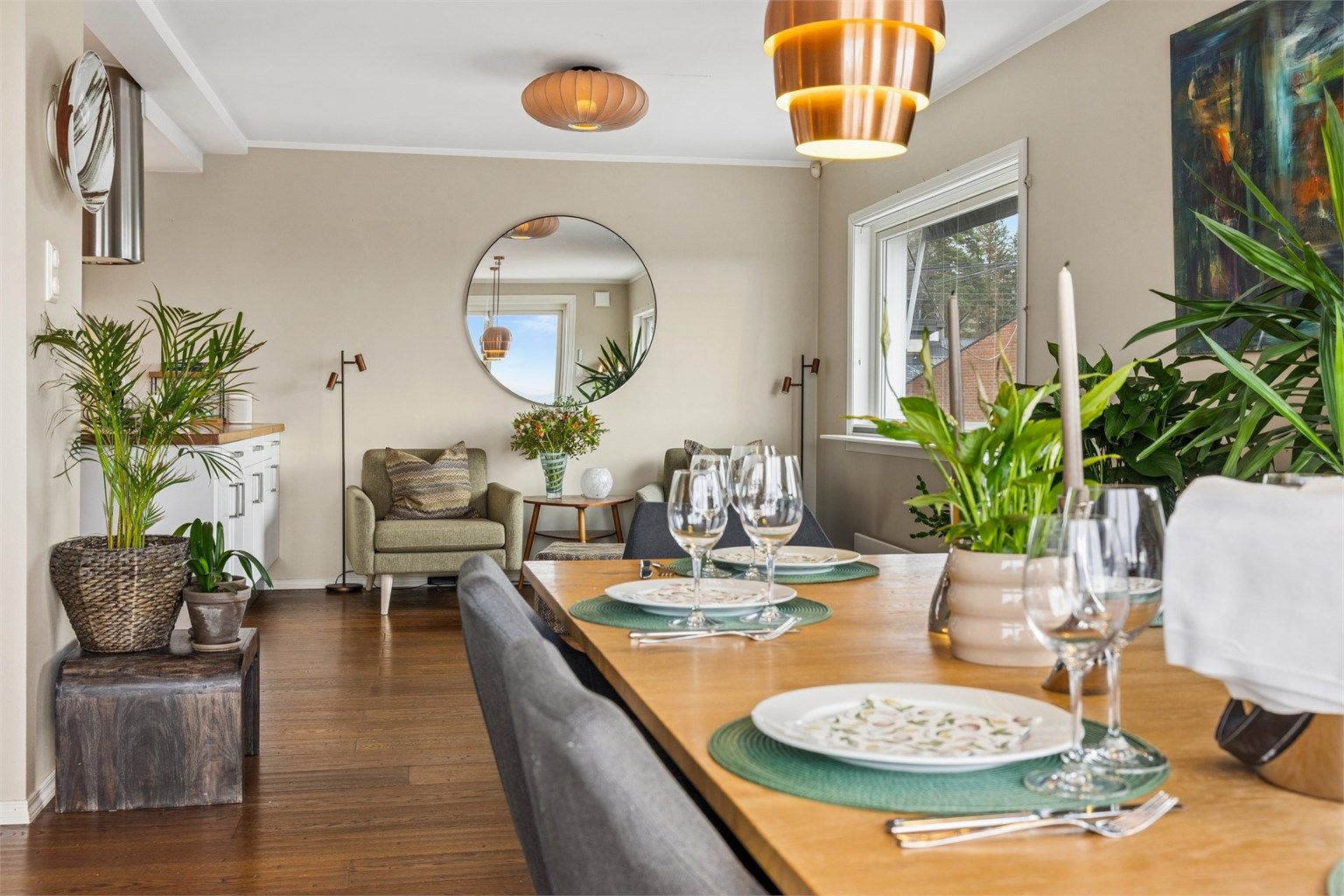 Stuen har en takhøyde på ca. 2,48 meter og gjennomgående parkett på gulvet.