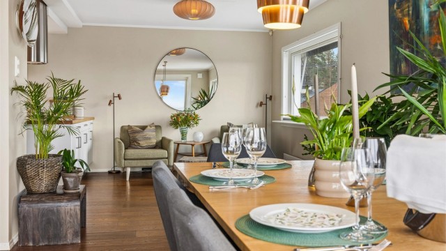 Stuen har en takhøyde på ca. 2,48 meter og gjennomgående parkett på gulvet.