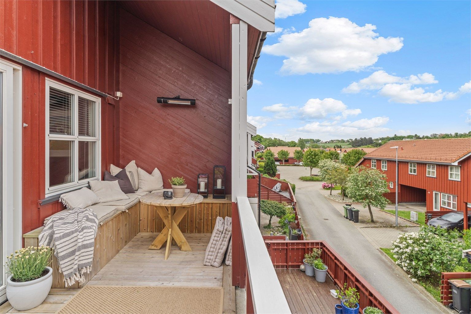Uteplassen ble oppgradert i 2022 med ny terrasse og stedbygde møbler, og har flott utsikt over nærområdet.