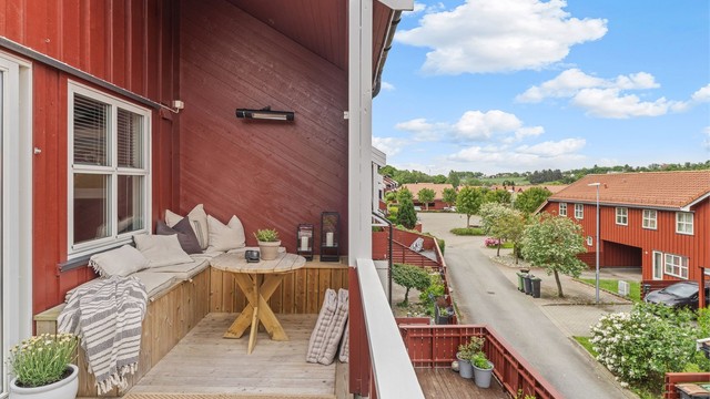 Uteplassen ble oppgradert i 2022 med ny terrasse og stedbygde møbler, og har flott utsikt over nærområdet.