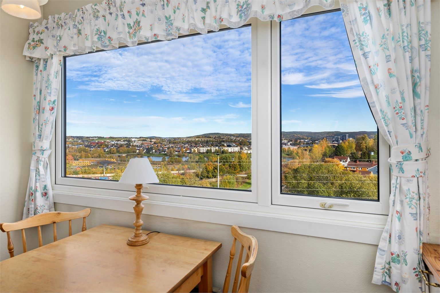 Flott utsikt over nærområdet og Lillestrøm fra spiseplassen på kjøkkenet.