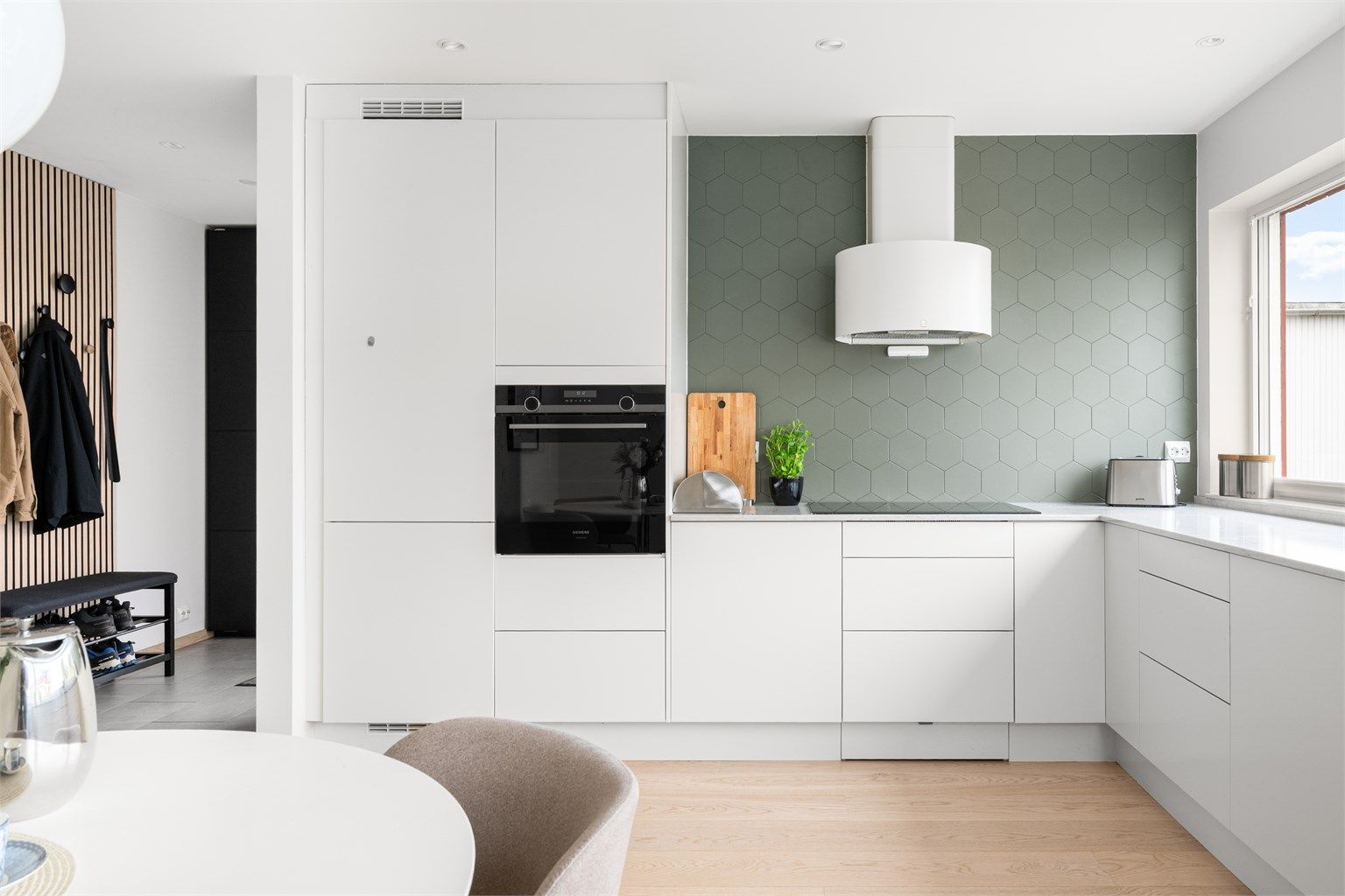 Kjøkkenet har også god oppbevaring i form av underskap og høyskap.