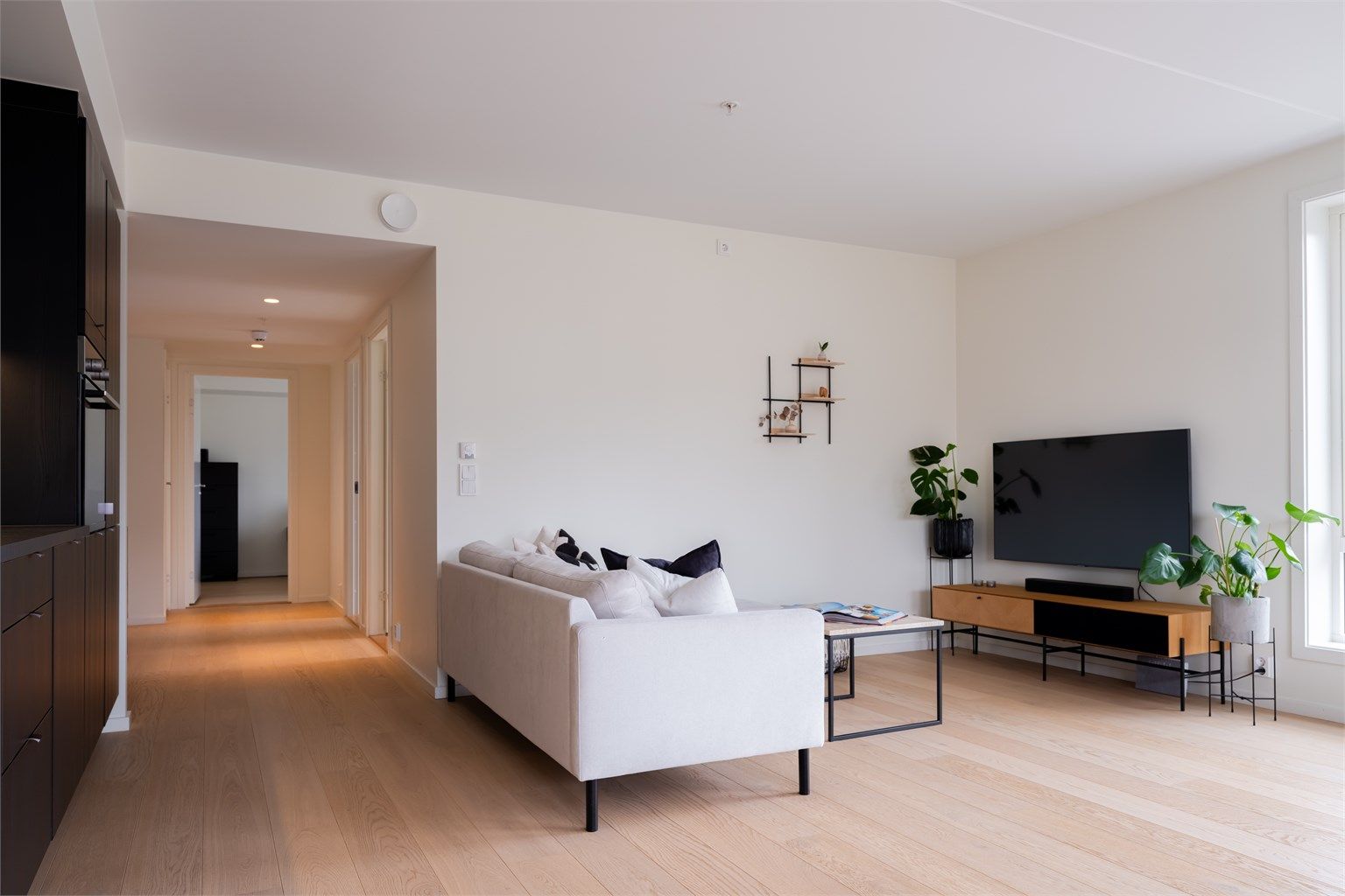 Her er det god plass til en sofagruppe med tilhørende møblement.