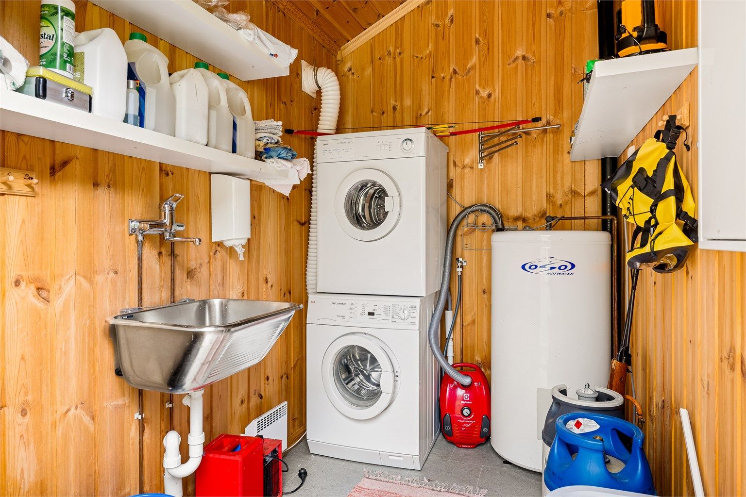 Ute i boden som ligger med tilknytning til hytta, er det montert opplegg for vaskemaskin samt en stor kum i rustfritt stål.
