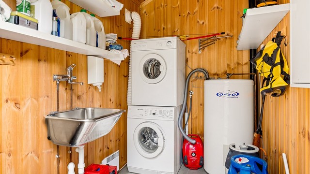 Ute i boden som ligger med tilknytning til hytta, er det montert opplegg for vaskemaskin samt en stor kum i rustfritt stål.