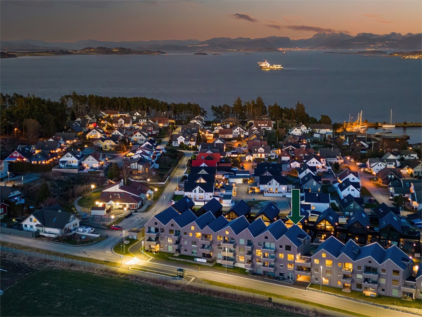 Ryggstraen Park er et flott bygg som ligger godt i landskapet. Arkitektene har tegnet et smart hus og utnyttet arealet fornuftig både ute og inne. 