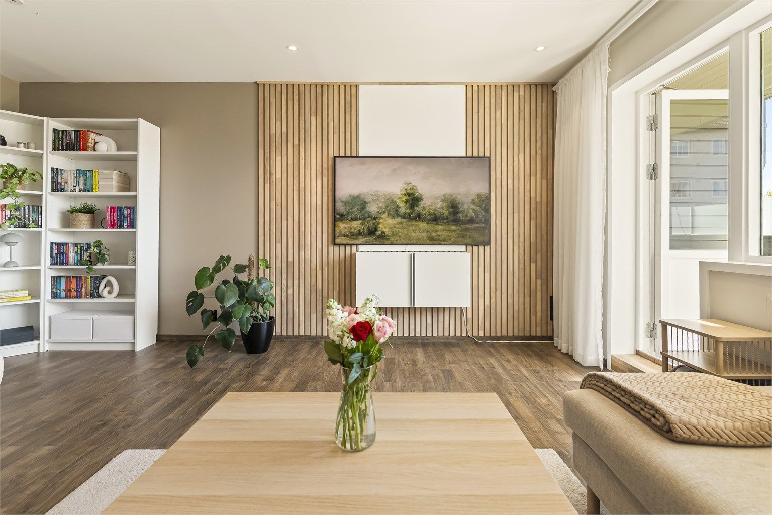 En moderne spilevegg gir stuen et særpreg og fungerer som et dekorativt element.