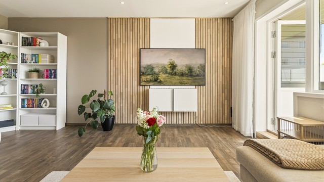 En moderne spilevegg gir stuen et særpreg og fungerer som et dekorativt element.