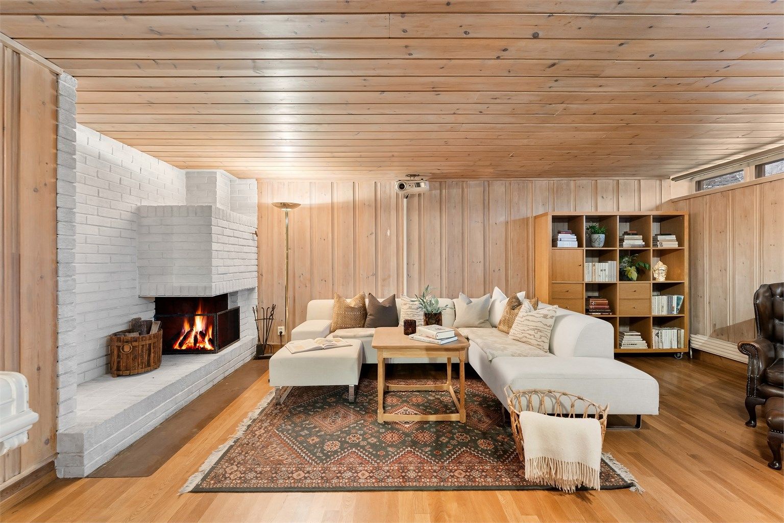 I underetasjen finner du en romslig peisestue, som gir familien en ekstra sosial sone.