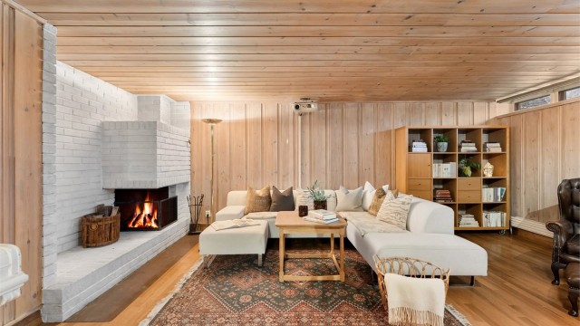 I underetasjen finner du en romslig peisestue, som gir familien en ekstra sosial sone.