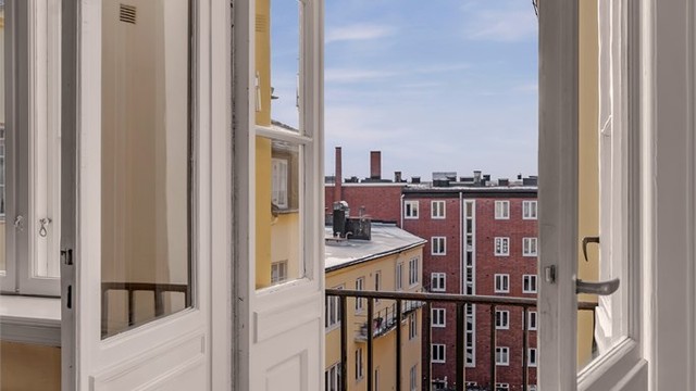 Her er det fritt utsyn over nabolagets vakre bygårder.