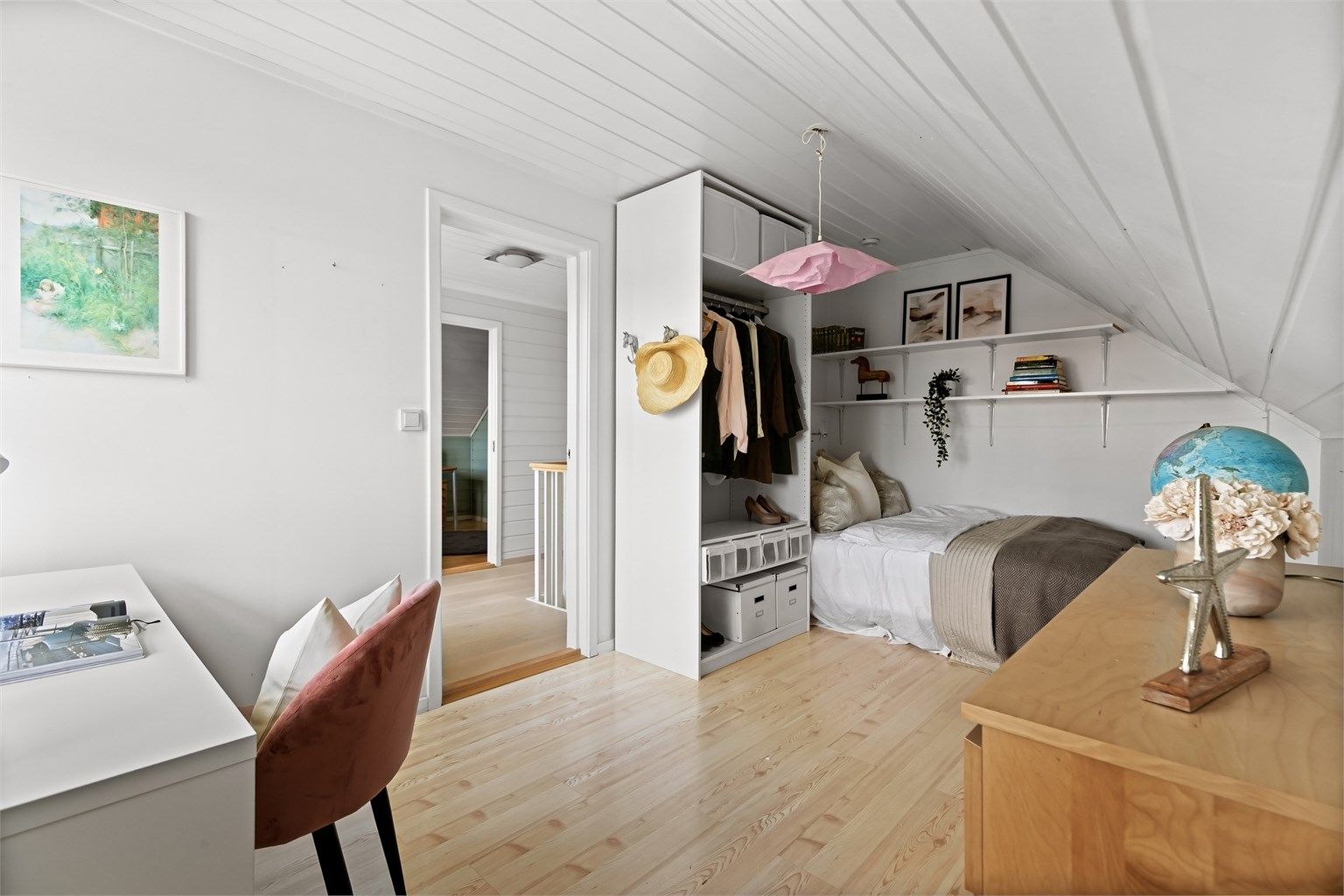Loftsetasjen har flere rom som kan innredes etter behov, her som soverom.