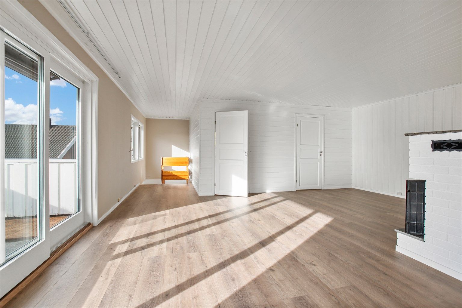 Peis for ekstra varme og hygge. Det er satt opp vegger for to ekstra soverom (ikke søknadspliktig). 