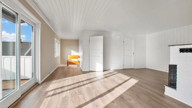 Peis for ekstra varme og hygge. Det er satt opp vegger for to ekstra soverom (ikke søknadspliktig).