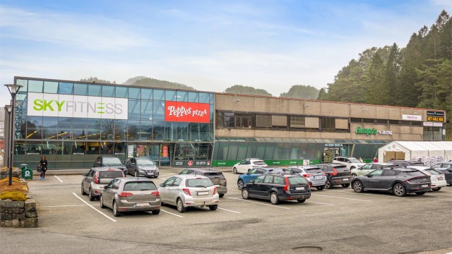 Leiligheten har kort avstand til treningssenter og andre butikker på Spelhaugen