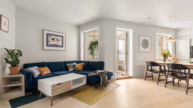 Charlotte Lunde v/Krogsveen har gleden av å presentere en flott og attraktiv 3-romsleilighet i en høy 1. etasje. Foto: Fotostallen v/ Lars-Petter Skillestad