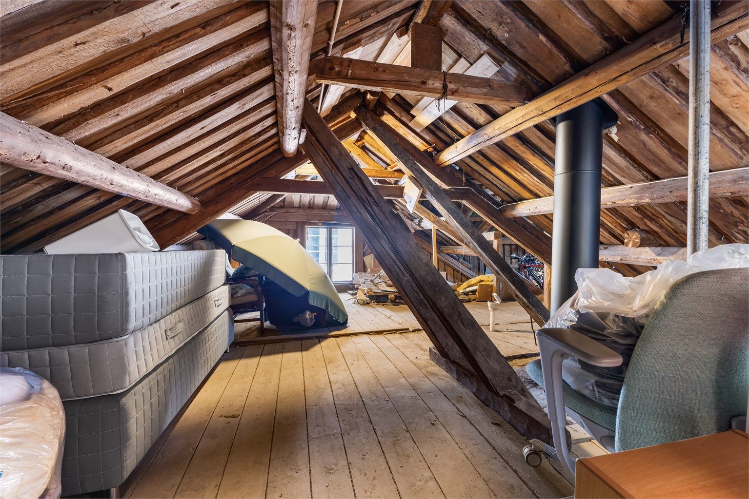 Loft som eksklusivt tilhører leiligheten. Her er det god plass til lagring.