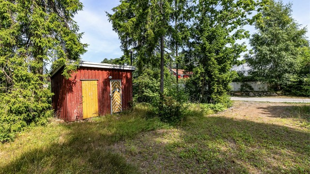 Uteboden har fuktskader i taket og i likhet med hytta et større vedlikeholdsetterslep.