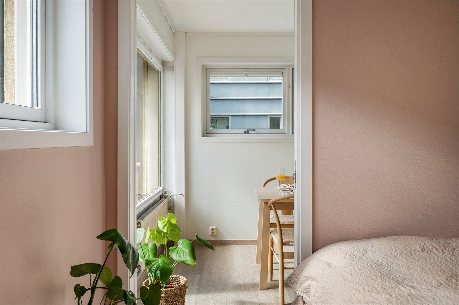 Leiligheten har innbydende overflater med slette malte vegger og lys 1-stavs laminat på gulv.