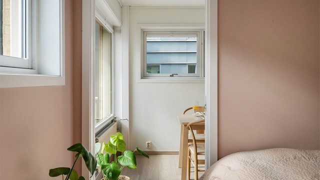 Leiligheten har innbydende overflater med slette malte vegger og lys 1-stavs laminat på gulv.