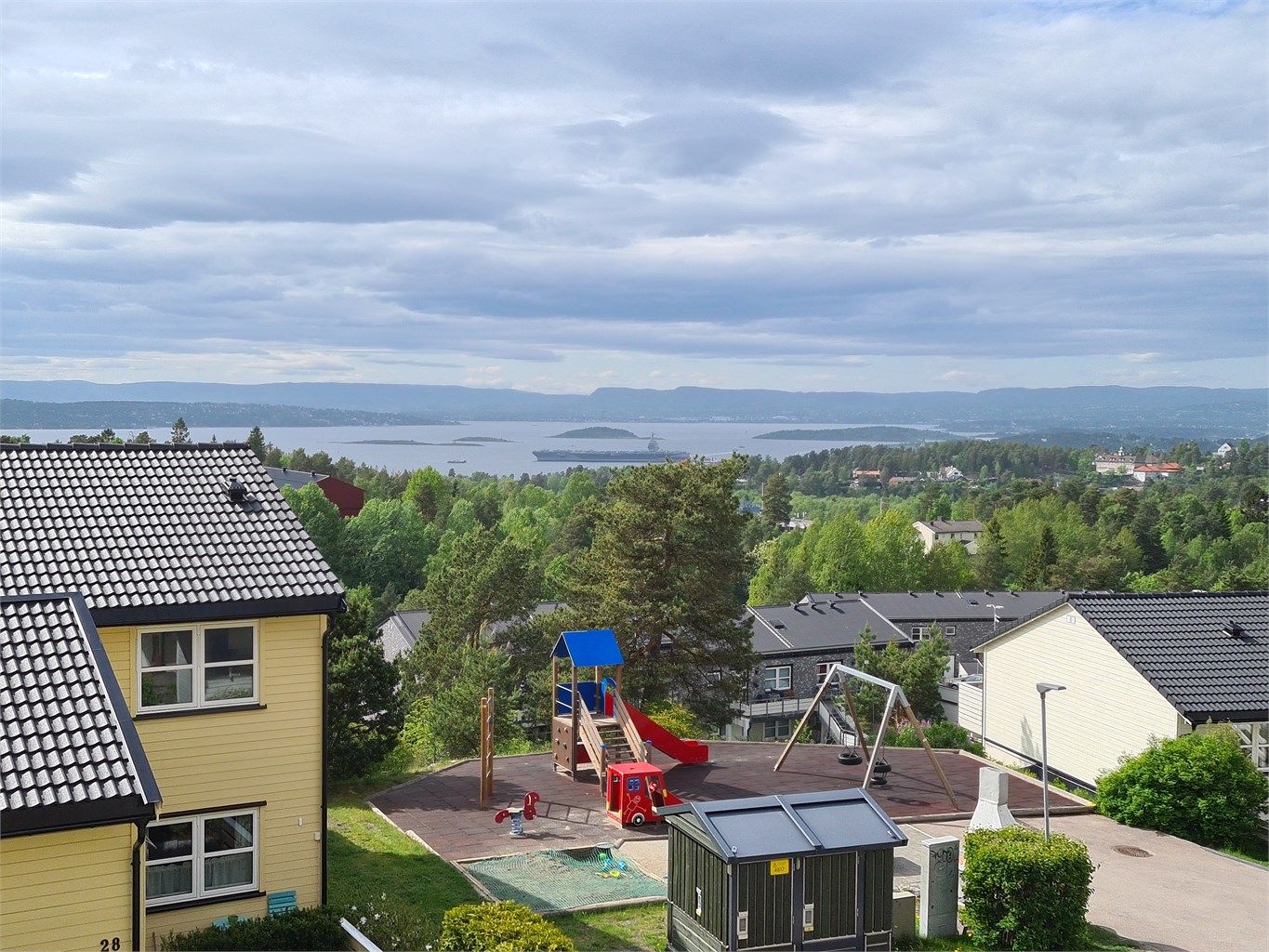 Bilde fra balkongen tatt av selger på sommerstid