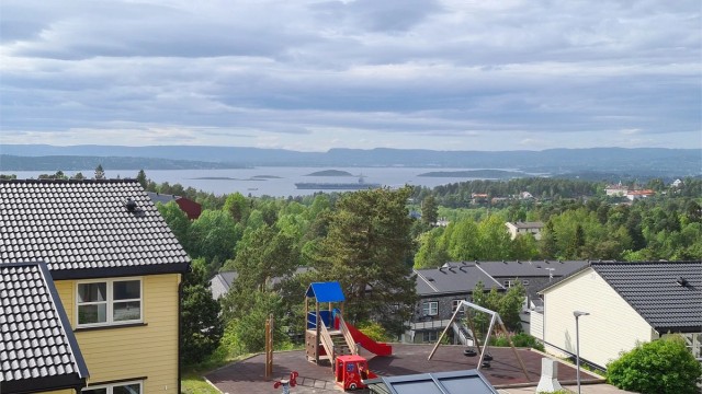 Bilde fra balkongen tatt av selger på sommerstid